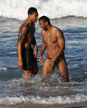 La nazionale australiana di rugby si allena a mare per preparare la sfida contro i  Lions. Qui Israel Folau e Kurtley Beale mettono in mostra i loro fisici imponenti. Reuters
